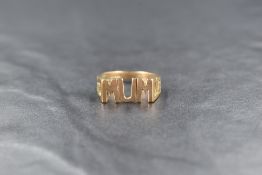 A 9ct gold 'MUM' ring with pierced shoulders, 5.1g