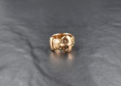 A 9ct gold buckle ring having engraved decoration, size F/G & approx 9.2g