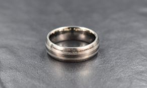 A gent's titanium banded wedding band, size T/U & apprrox 5g
