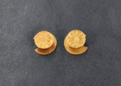A pair of 18ct gold collar studs having engraved floral decoration, approx 2.2g
