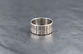 A white metal wedding band stamped PLAT, having cut detail, size K & approx 6.9g