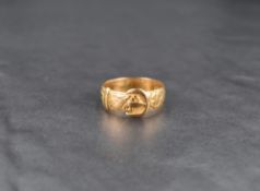 An 18ct buckle ring having moulded detail, size R & approx 4.5g