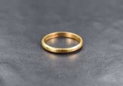 A 22ct gold wedding band, size L/M & approx 2.8g