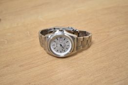 A Seiko Kinetic gent's wristwatch with stainless steel strap