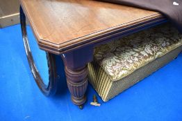 A Victorian mahogany windout dining table (af) over wound & no additional leaves, approx 140 x
