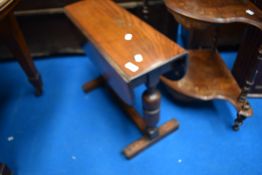 A mid 20th Century oak gateleg occasional/coffee table