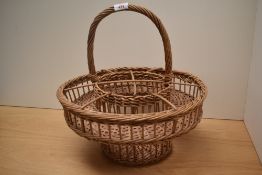 A large aperitif basket, for bottles and glasses.