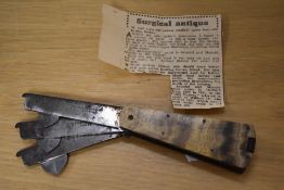 A 19th Century horn handled veterinary fleam, measuring 10cm long