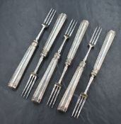 A cased set of six George V silver handled cake forks, having hexagonal handles with decorative line