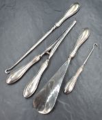 A cased late Edwardian and George V silver handled dressing set, comprising a shoe horn, glove