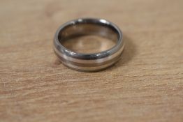 A gent's titanium banded wedding band, size T/U & apprrox 5g