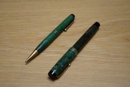 A Parker Duofold Junior Streamlined short button fill fountain pen and propelling pencil in Jade