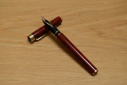 A Sheaffer Targa 1184 Classic converter cartridge fill fountain pen laque marble red having Sheaffer