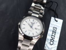 A Seiko 5 7S26 automatic wrist watch having baton numeral dial with date aperture to chequered