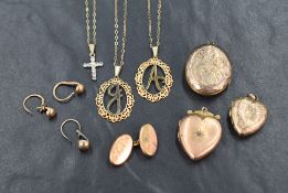 An assortment of 9ct gold and yellow metal jewellery, including lockets, initial pendants on