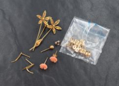A 9ct gold filligree brooch modelled as a pair of flowers and a small quantity of yellow metal and