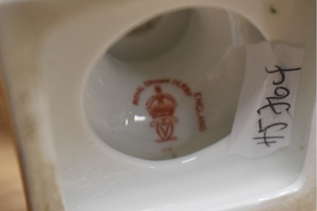 A Royal Crown Derby porcelain urn with cover, in the Traditional Imari pattern, measuring 17cm high - Image 2 of 2