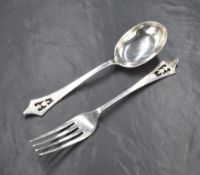 A cased set six George V silver flatware, comprising forks and spoons, having decorative pieced