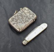 An Edwardian vesta case, having decorative engraving with a vacant heart cartouche to the corner,