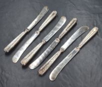 A cased set of George V silver handled butter knives, having decorative embossed scroll work with