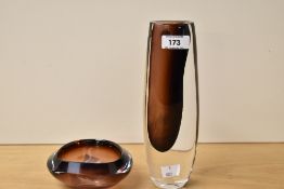 A 1960's studio glass vase by Vickle Lindstrand, signed to base 'kostaff 1445', h23cm, sold together