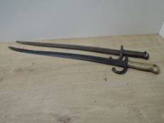 A French Lebel Epee Bayonet, 1886 pattern, guard marked RT 2509, script to top of blade, blade