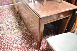 A late 19th or early 20th Century mahogany gateleg dining tabe, width approx. 127cm