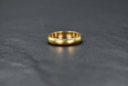 An 18ct gold wedding band, size Q & approx 4.8g