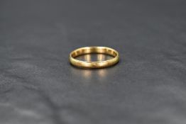 An 18ct gold wedding band of plain form, size T& approx 3.2g