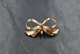 A 9ct gold brooch modelled as a bow with hook fitting, approx 3g