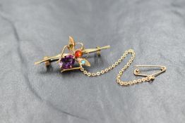 A yellow metal paste set bee motif brooch, 2.5g