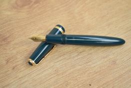 A Parker Duofold Demi aerometric fill fountain pen in green with single gold chevron cap band having