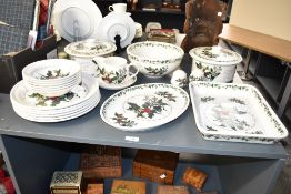 A Holly & Ivy Portmerion dinner service, to include 6 dinner plates, 2 casserole dishes with lids, 1
