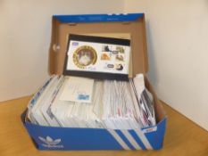 GB - COLLECTION OF FIRST DAY COVERS AND PRESENTATION PACKS HOUSED IN SHOEBOX Shoe box with apx 2