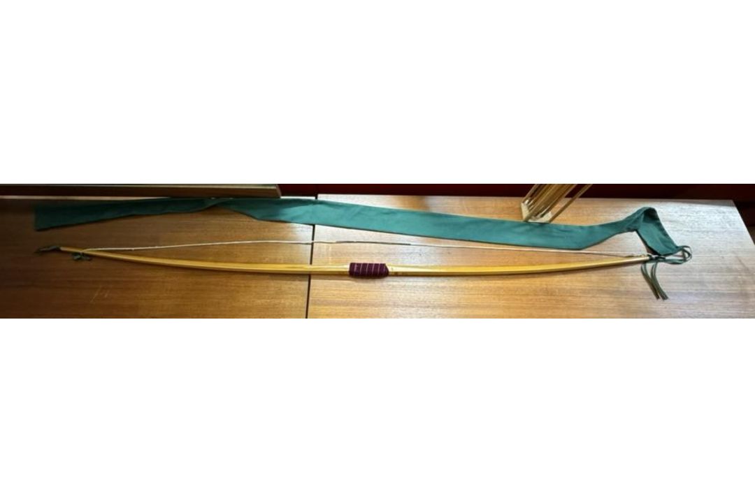 A Richard Head 32:25 longbow and arrows - Image 1 of 2