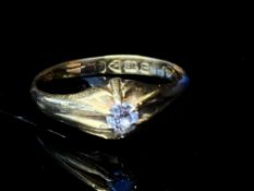 18ct gold ring with solitaire diamond. Diamond siz