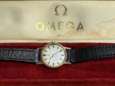 9ct Gold cased ladies Omega wristwatch with origin