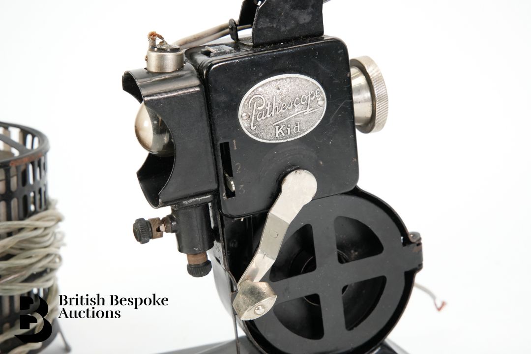 Pathescope Kid 9.5mm Projector - Image 2 of 2