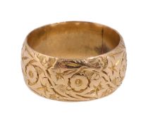 An 18ct yellow gold engraved band