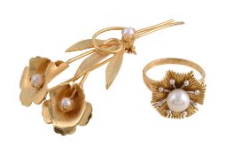 A cultured pearl floral ring