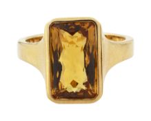 18ct gold and citrine single stone ring
