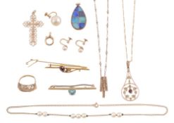 A group lot comprising a 15ct bar brooch, garnet pearl pendant etc...
