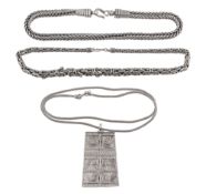 A group of silver chains