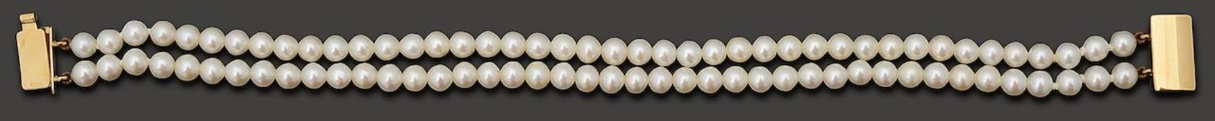A cultured pearl bracelet
