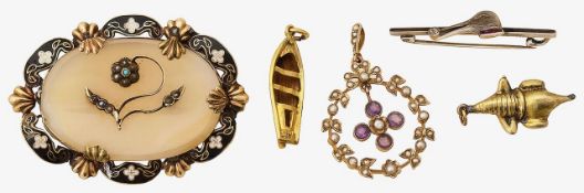 A group of lady's accessories inc. brooches etc