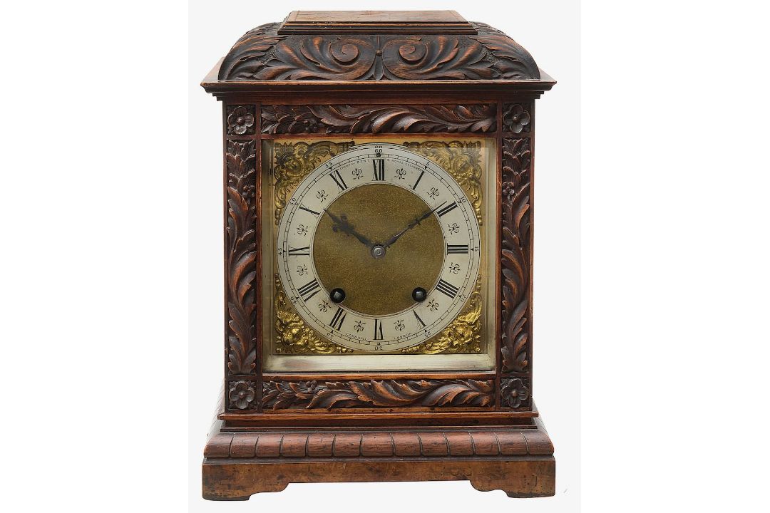 An early 20th century figured walnut cased mantel clock - Image 1 of 3