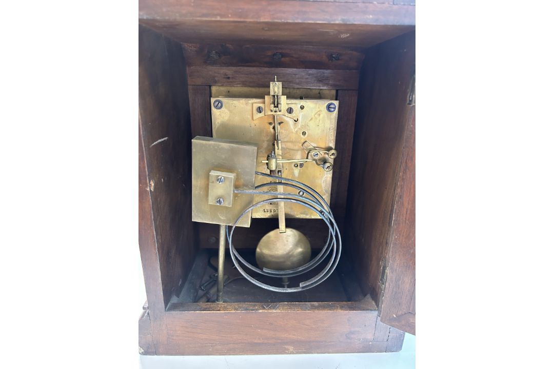 An early 20th century figured walnut cased mantel clock - Image 2 of 3