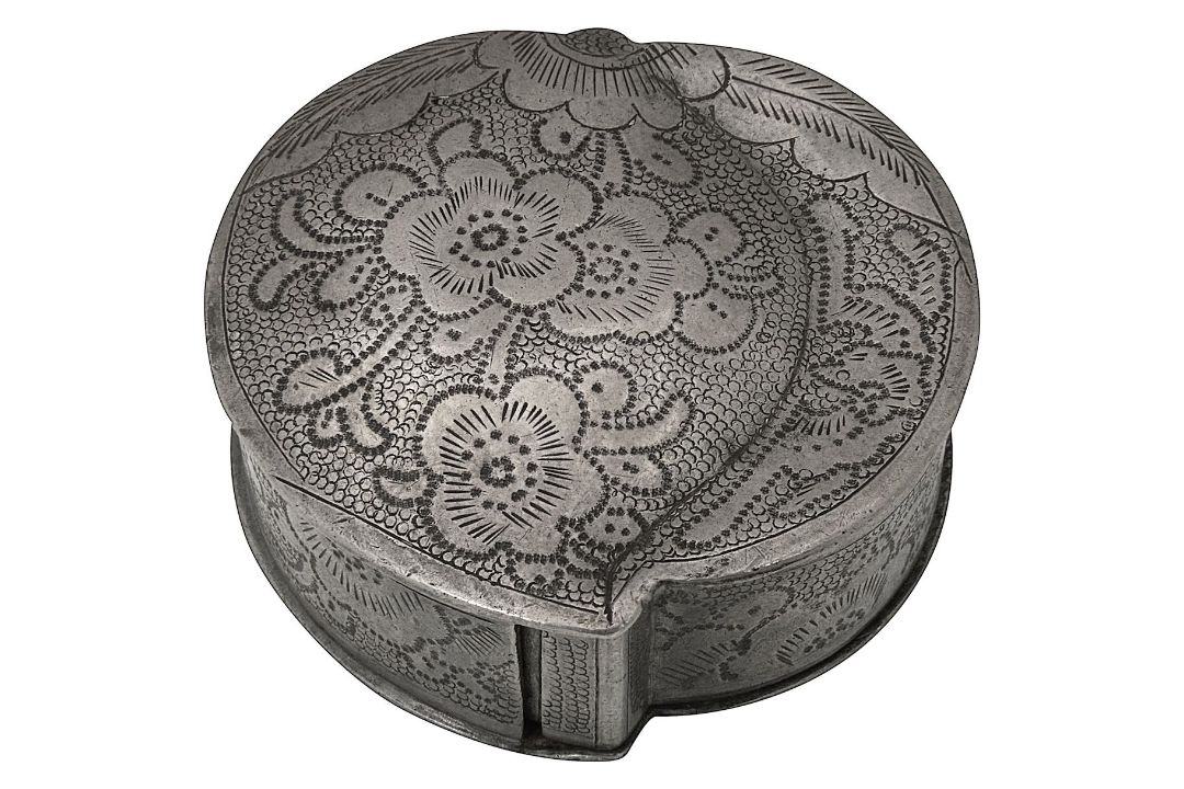 A 19th century Chinese pewter peach shaped snuff box - Image 1 of 2