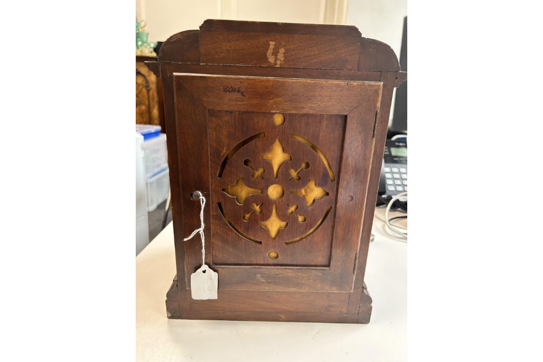 An early 20th century figured walnut cased mantel clock - Image 3 of 3