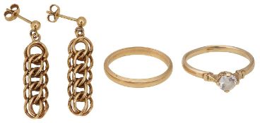 A pair of 9ct gold chain earrings and rings